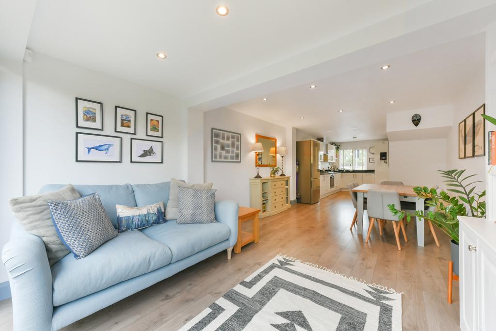 Franche Court Road, SW17 2 bed house - £2,750 pcm (£635 pw)