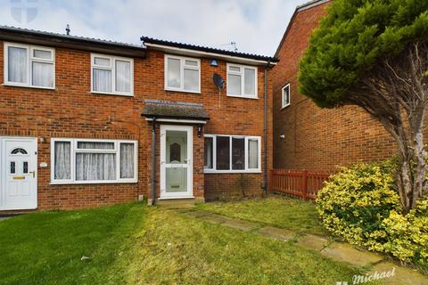 2 bedroom terraced house to rent, Hughenden Green, Close To Hospital