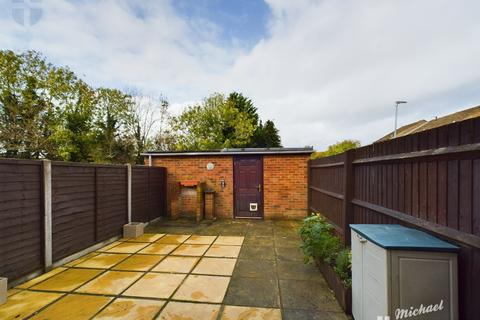 2 bedroom terraced house to rent, Hughenden Green, Close To Hospital