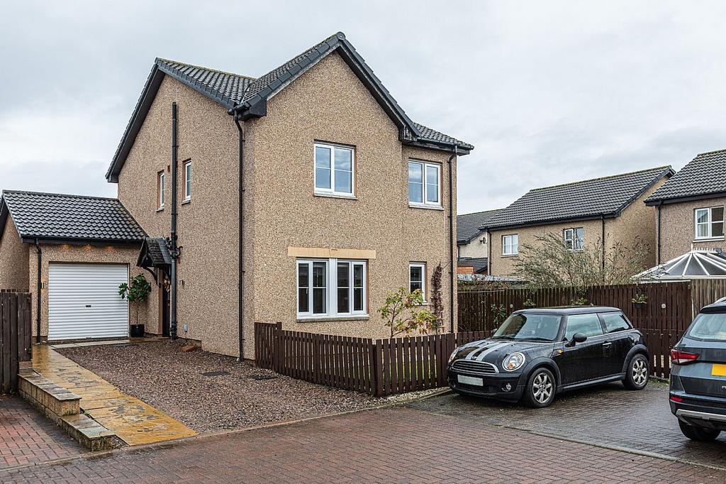 64 Wallaceneuk, Kelso TD5 8BF 4 bed detached house £300,000