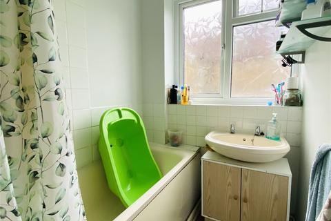 3 Iona Close, London, SE6 4YL