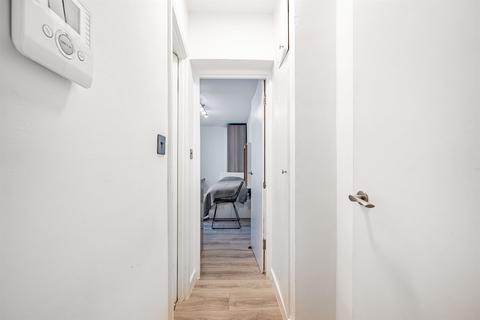 Studio to rent, 5 Queen's Gardens, London W2