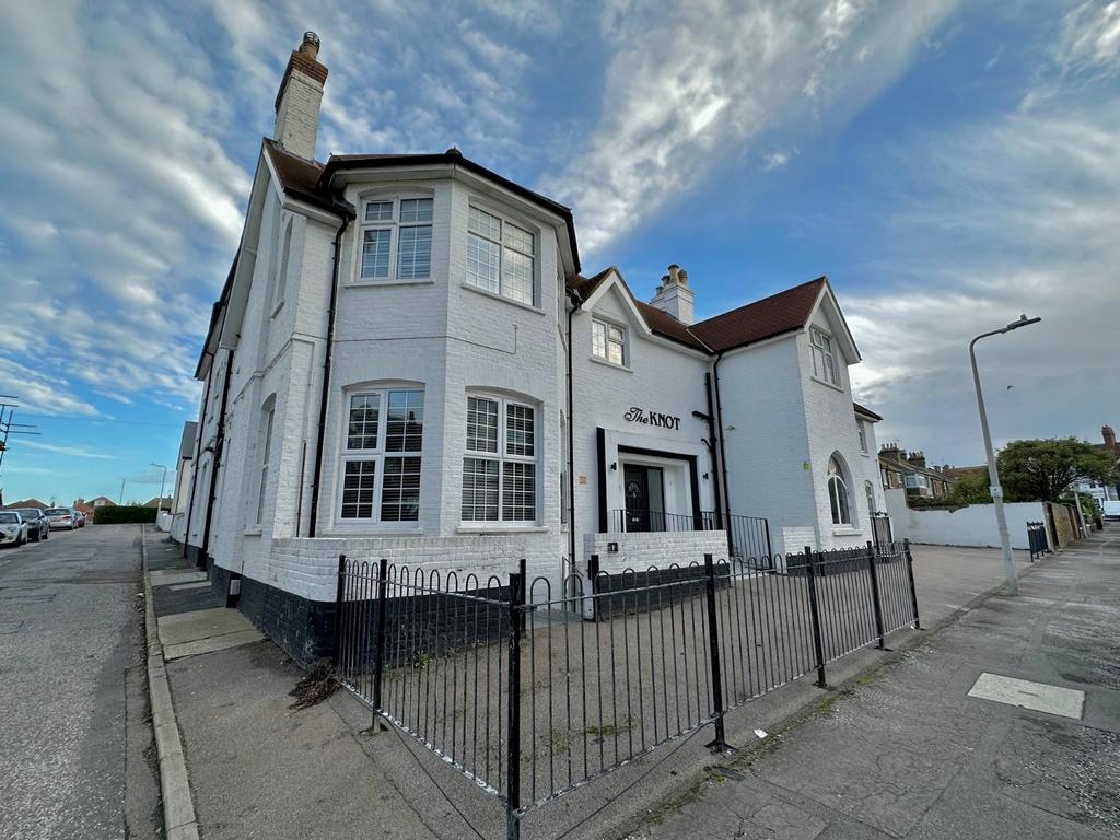 Beach Road, WestgateOnSea, Kent, CT8 2 bed apartment for sale £280,000