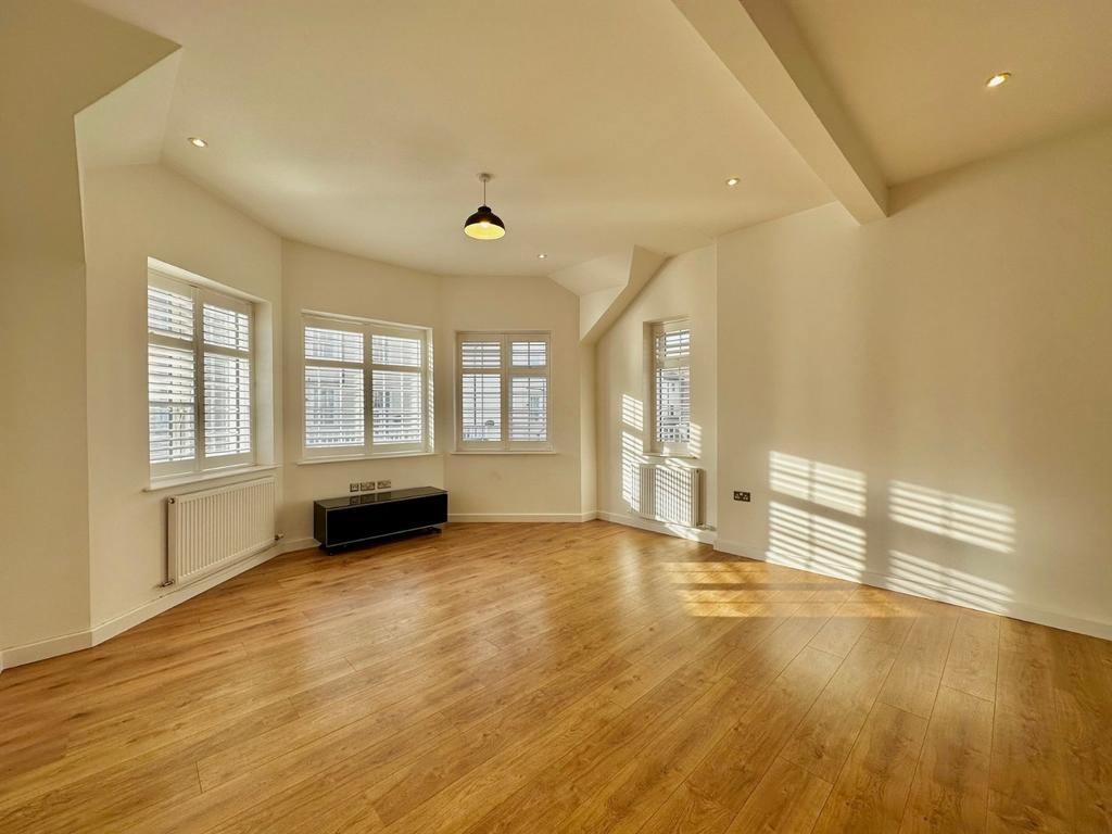 Beach Road, WestgateOnSea, Kent, CT8 2 bed apartment for sale £265,000