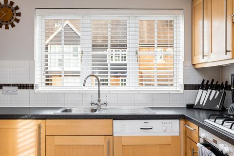 24 Winter Gardens, Crawley, RH11 8RB