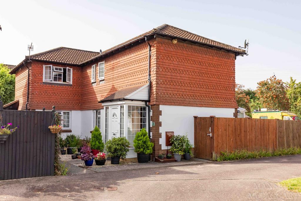 Maidenbower, Crawley RH10 2 bed semidetached house for sale £360,000