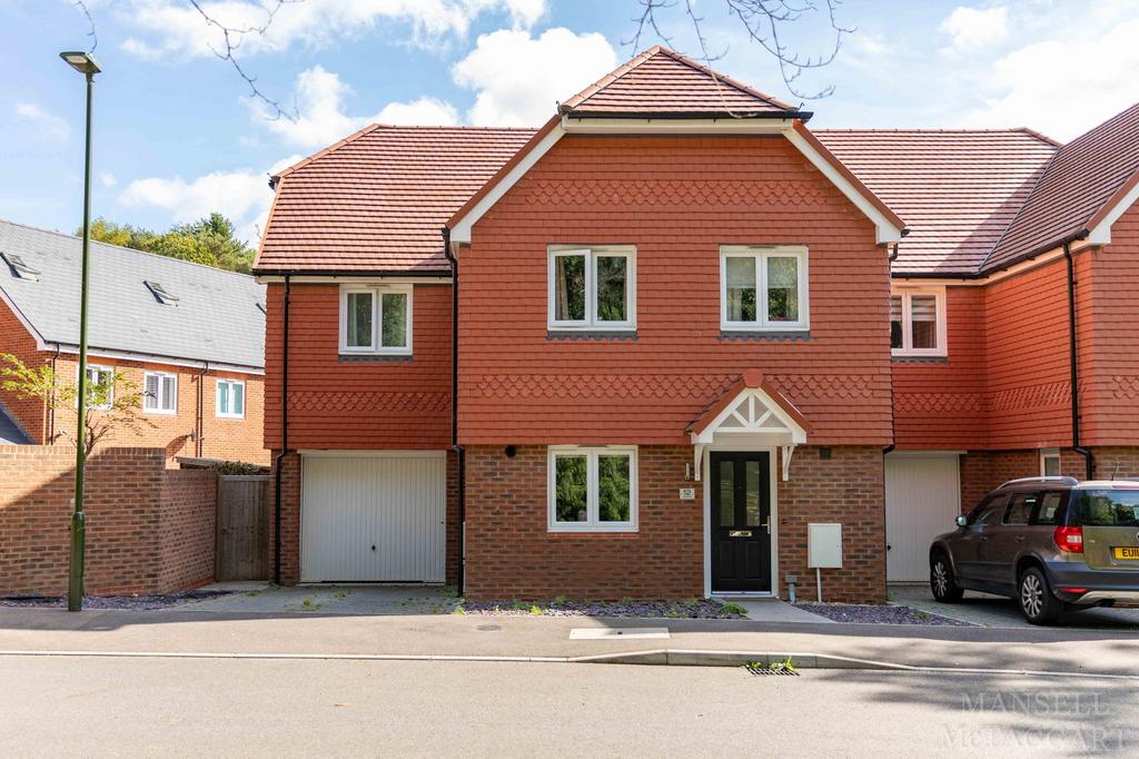 Copthorne, Crawley RH10 4 bed link detached house for sale £550,000