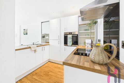 3 bedroom flat to rent, Media City, Michigan Point Tower A,, 9 Michigan Avenue, Salford, M50