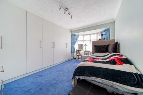 5 bedroom detached house for sale - Gordon Avenue, Greater London HA7