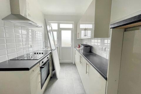 2 bedroom flat to rent - Terminus Road, Eastbourne BN21