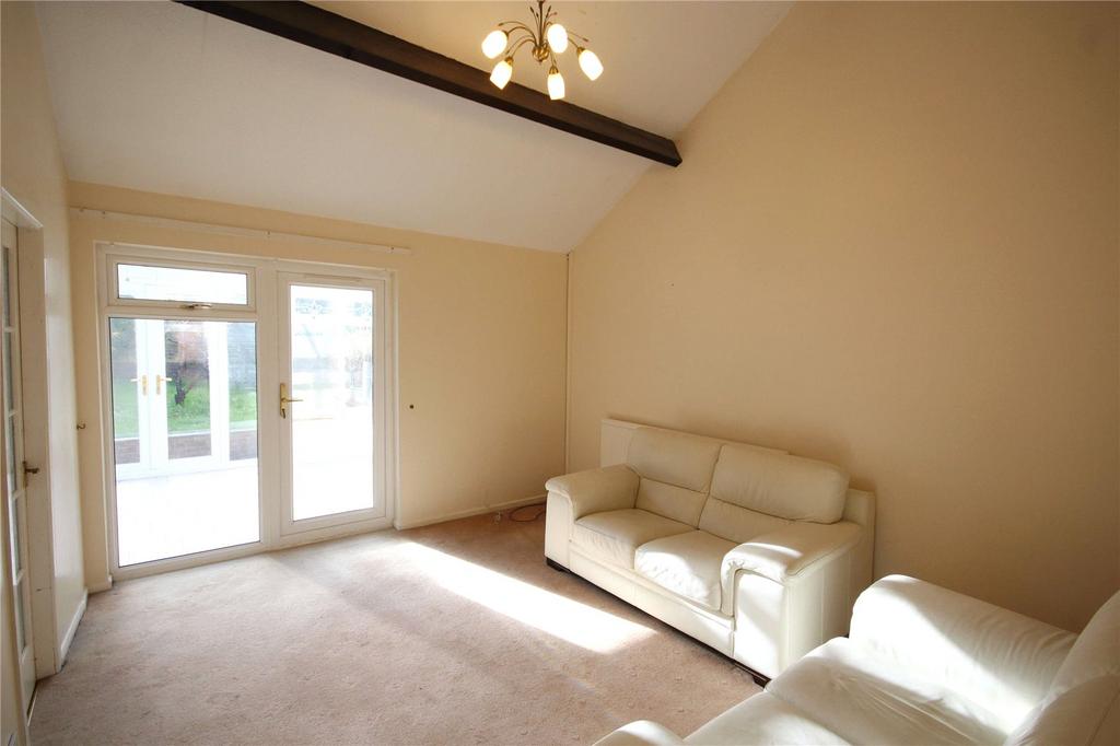 King Arthur Close, Cheltenham... 3 bed terraced house £1,300 pcm (£