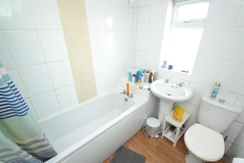 3 bedroom end of terrace house to rent, Kelso Gardens, Hyde Park, Leeds, LS2