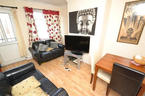 3 bedroom end of terrace house to rent, Kelso Gardens, Hyde Park, Leeds, LS2