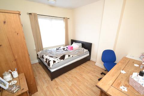 3 bedroom end of terrace house to rent, Kelso Gardens, Hyde Park, Leeds, LS2