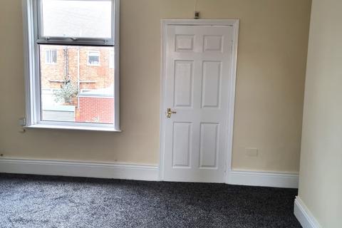 2 bedroom flat to rent, Warwick Terrace, Silksworth, Sunderland, SR3