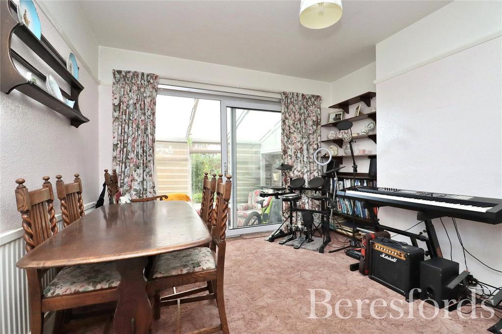 Dorset Avenue, Chelmsford, CM2 3 bed semidetached house for sale £