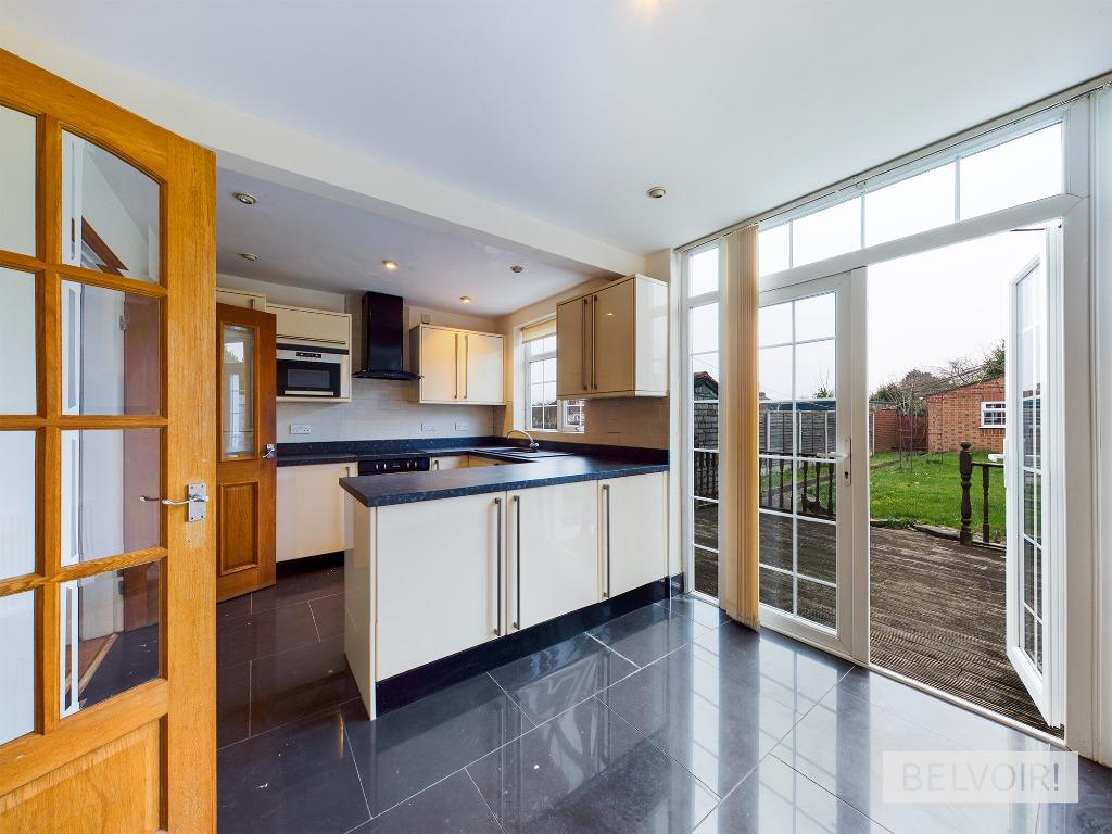 Gleneagles Road, Yardley, Birmingham... 3 bed flat £1,100 pcm (£254 pw)