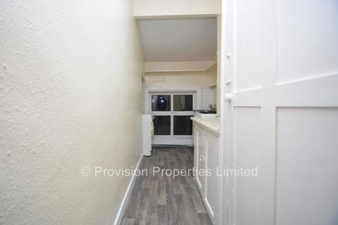 2 bedroom flat to rent, Cliff Road, Woodhouse LS6