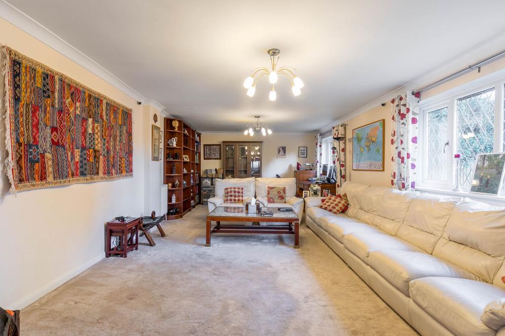 East Grinstead, East Grinstead RH19 4 bed detached bungalow for sale