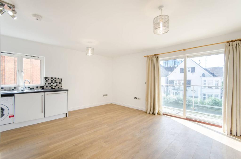 Chatsworth Road, East Croydon, Croydon, CR0 2 bed flat - £1,750 pcm (£ ...