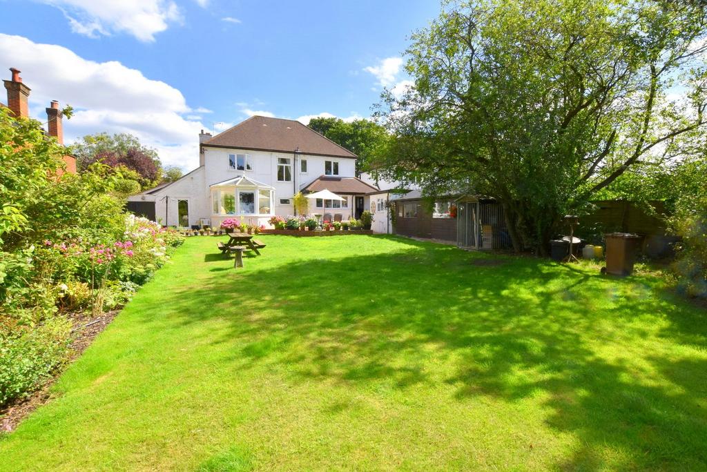 East Lane, West Horsley, KT24 4 bed detached house for sale £1,395,000