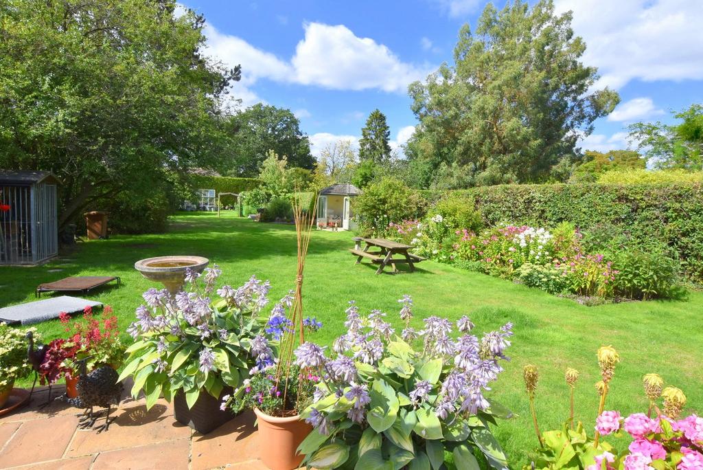 East Lane, West Horsley, KT24 4 bed detached house for sale £1,395,000