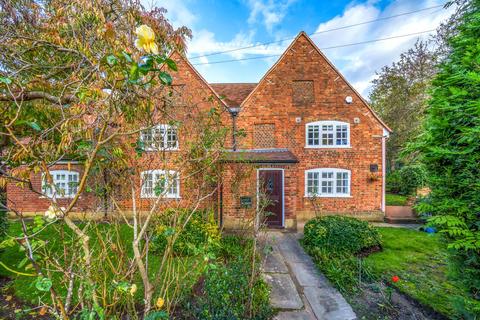 6 bedroom house for sale, Chertsey Road, Addlestone, KT15