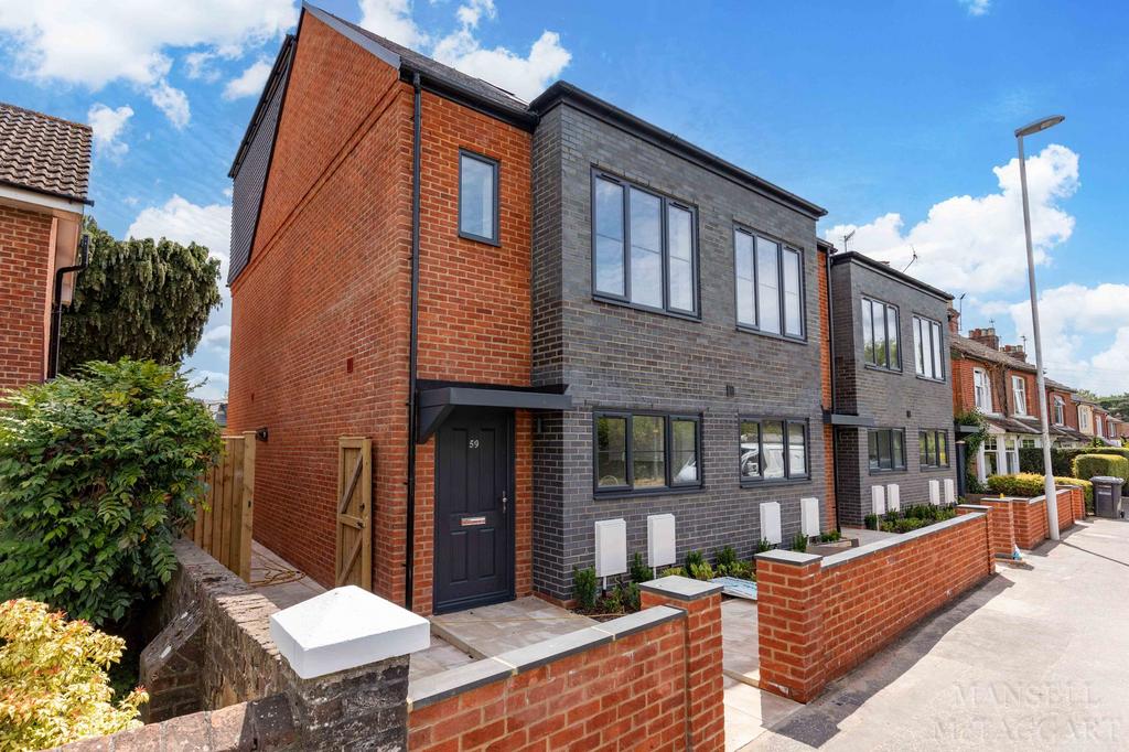 Lingfield Road, East Grinstead RH19 3 bed terraced house £500,000