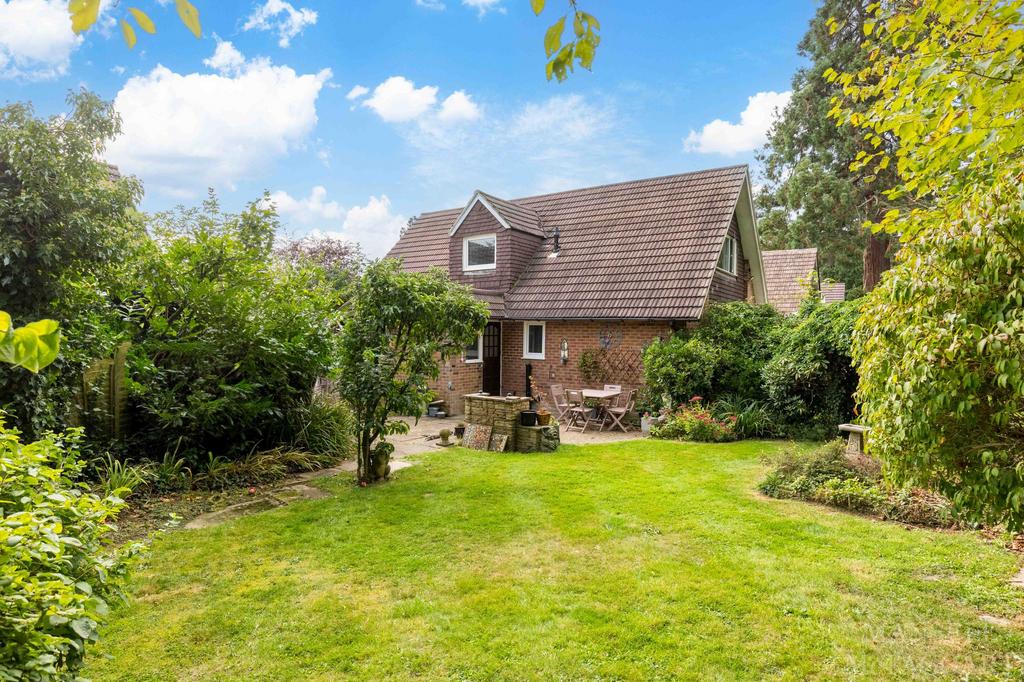 Blindley Heath, Lingfield RH7 4 bed detached house for sale £600,000