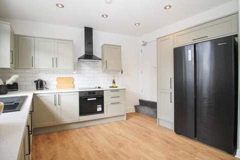 4 bedroom end of terrace house to rent - Bankfield Terrace, Burley, Leeds, LS4