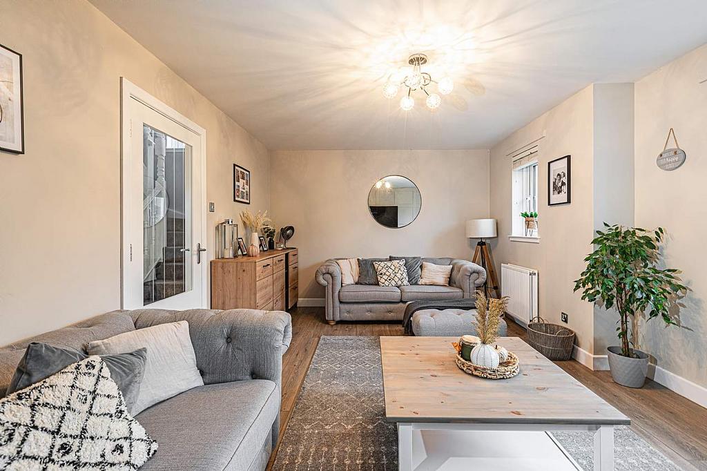 64 Wallaceneuk, Kelso TD5 8BF 4 bed detached house £300,000