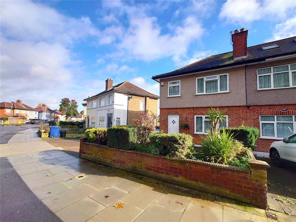 Park Lane, Hayes, Greater London, UB4 3 bed semidetached house £575,000