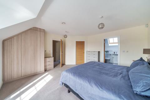 6 Aberdeen Way, Knaphill, Woking, GU21 2FJ