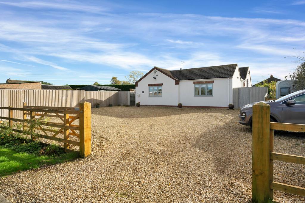 Overgate Road, Swayfield, Grantham, NG33 3 bed detached bungalow for