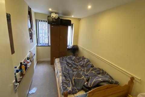 4 bedroom terraced house to rent - Poole Crescent, Birmingham B17