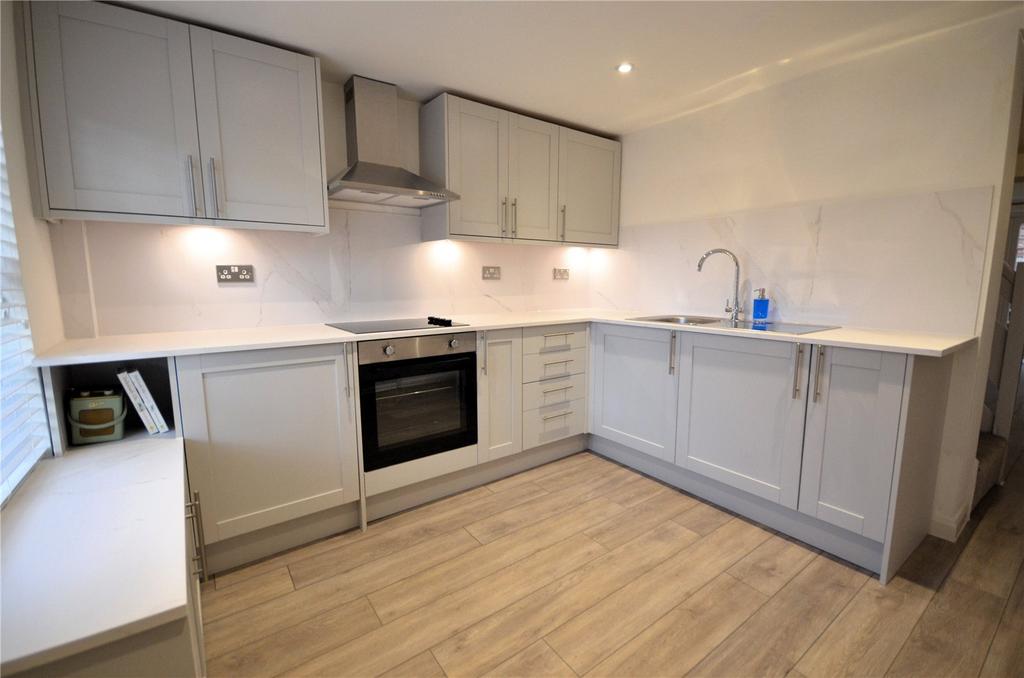 Abbey Street, Farnham, Surrey, GU9 2 bed terraced house £1,600 pcm (£