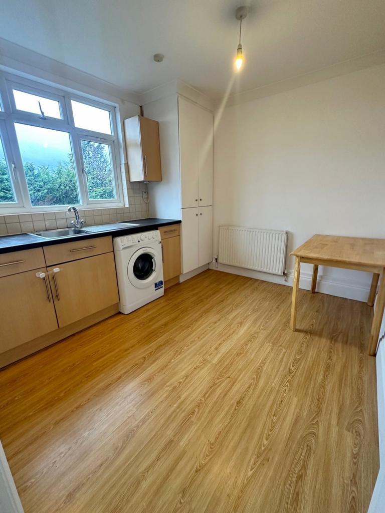 1 Bedroom Conversion Apartment with Shared Garden