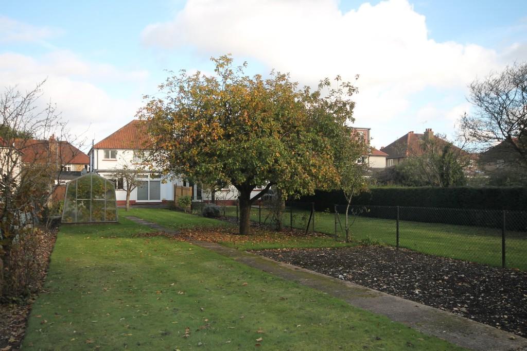 KINGSCROFT ROAD, LEATHERHEAD, KT22 3 bed semidetached house £1,995 pcm (£460 pw)