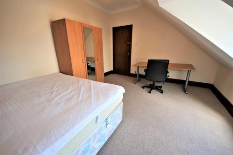 4 bedroom flat to rent, Holdenhurst Road, BOURNEMOUTH,
