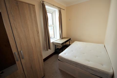 4 bedroom flat to rent, Holdenhurst Road, BOURNEMOUTH,