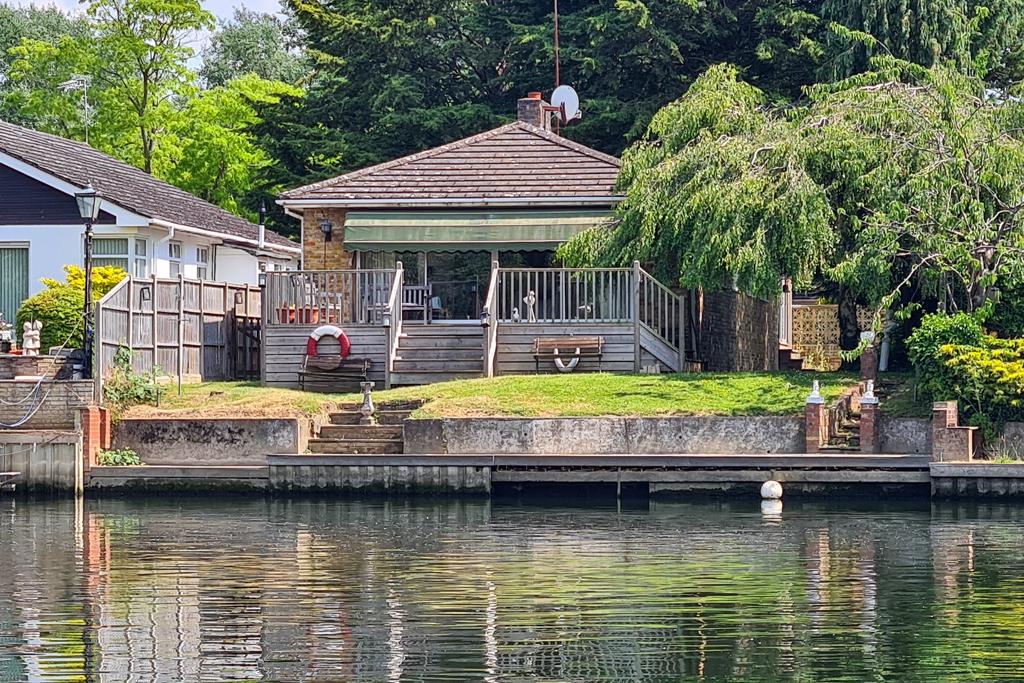 Riverside Home Wraysbury, Berkshire 4 bed detached bungalow for sale