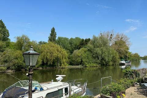 38a Old Ferry Drive, Wraysbury, Staines-upon-thames, TW19 5JT