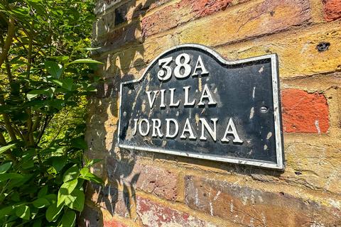 38a Old Ferry Drive, Wraysbury, Staines-upon-thames, TW19 5JT