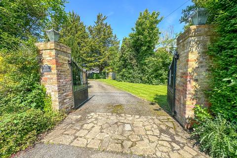 38a Old Ferry Drive, Wraysbury, Staines-upon-thames, TW19 5JT