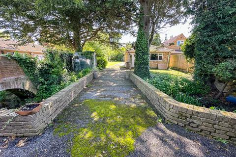 38a Old Ferry Drive, Wraysbury, Staines-upon-thames, TW19 5JT