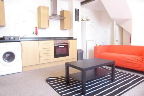 2 bedroom house to rent, Moldgreen, Huddersfield HD5