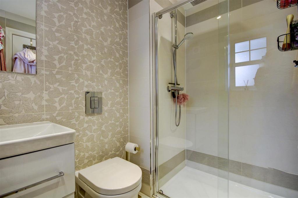 Ensuite to guest bedroom