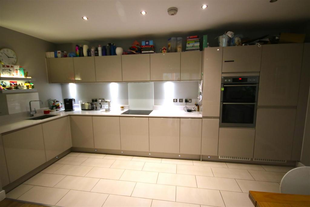 Saffron Court, Ebony Crescent, Cockfosters EN4 3 bed property for sale