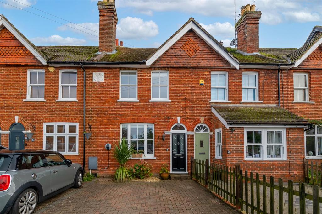 Trindles Road, South Nutfield 2 bed terraced house £450,000