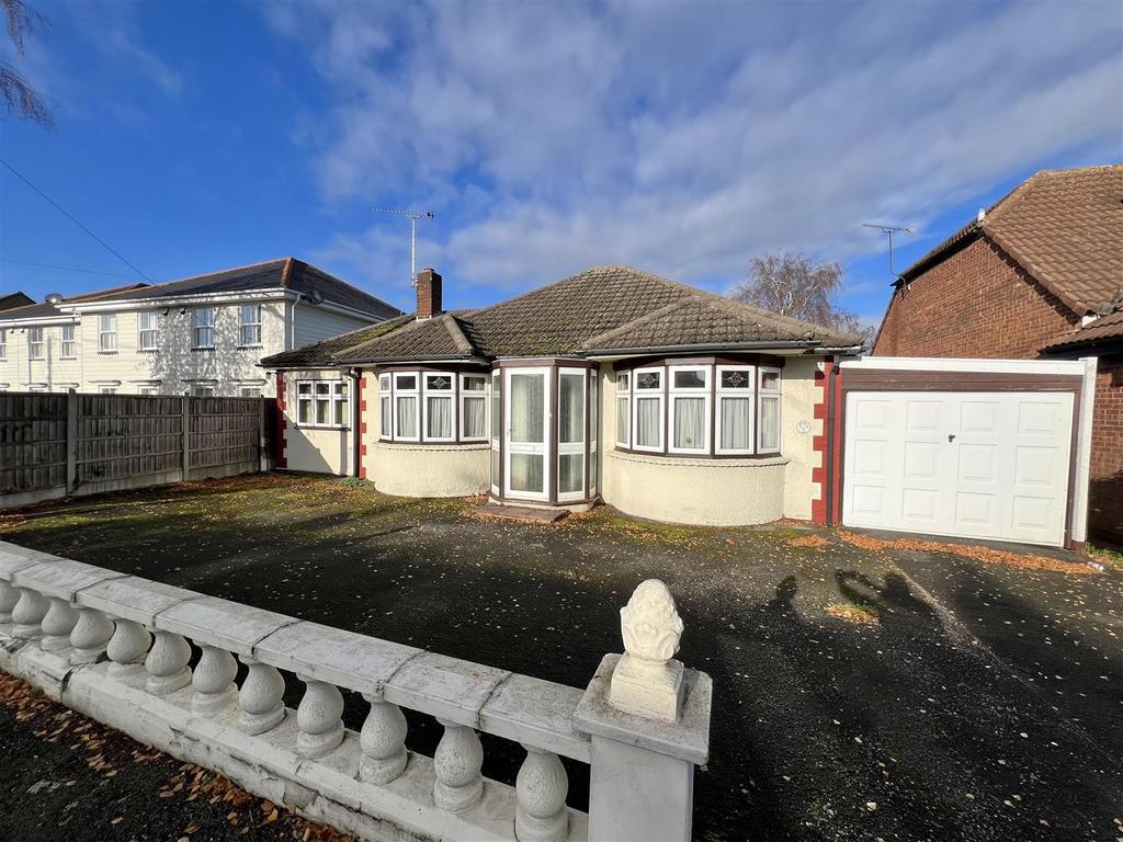 Hatch Road, Pilgrims Hatch, Brentwood 3 bed detached bungalow for sale